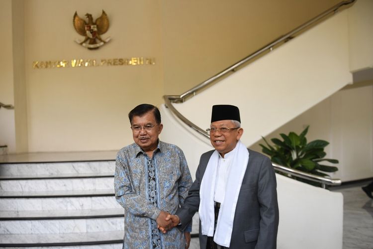 Wakil Presiden Jusuf Kalla (kiri) berjabat tangan dengan Wakil Presiden terpilih KH Maruf Amin (kanan) sebelum melakukan pertemuan di Kantor Wapres, Jakarta, Kamis (4/7/2019). Dalam pertemuan itu, Wapres Jusuf Kalla memberikan informasi mengenai tugas, fasilitas serta masalah-masalah yang harus diselesaikan sebagai Wakil Presiden kepada KH Maruf Amin yang akan menjabat mulai 20 Oktober 2019 mendatang. ANTARA FOTO/Akbar Nugroho Gumay/wsj.