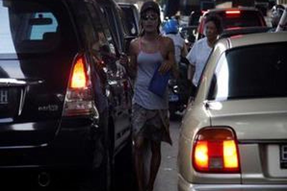 Seorang transgender mengamen.