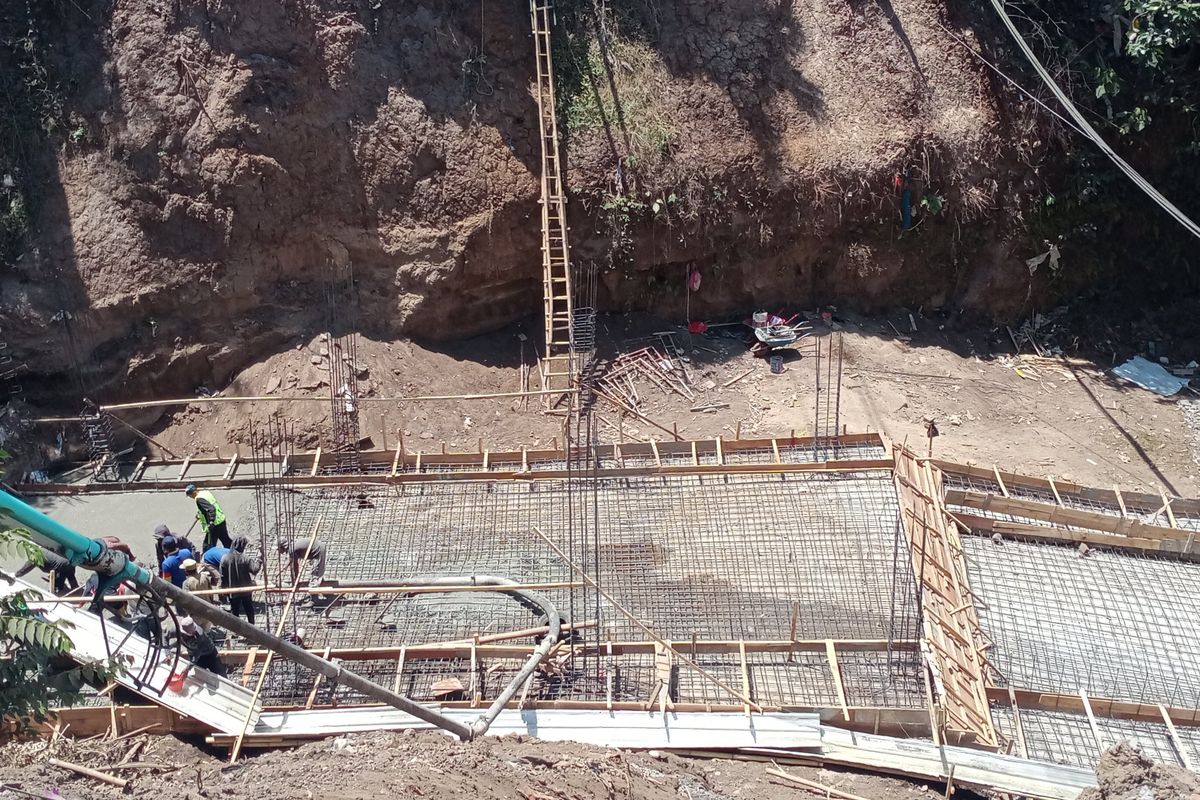 Beberapa pekerja nampak tengah melakukan pengecoran pada dasar sungai untuk memudahkan pembuatan tiang pondasi jembatan, pada Kamis (21/9/2023). 