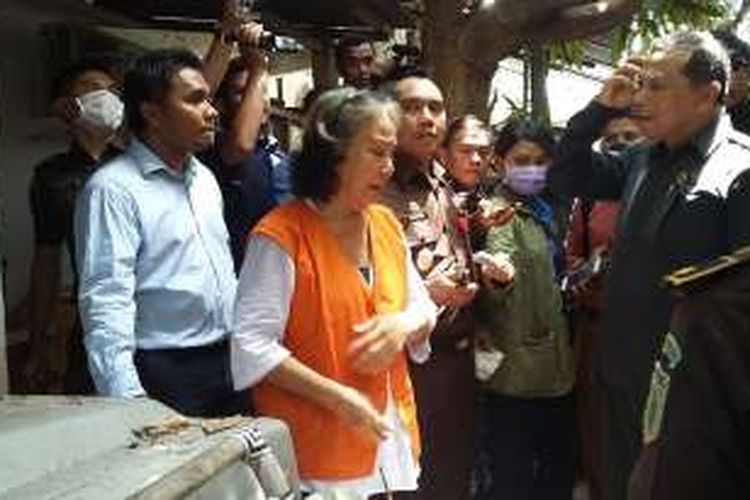 Margriet (rompi oranye) saat sidang di lokasi Jalan Sedap Malam Denpasar 