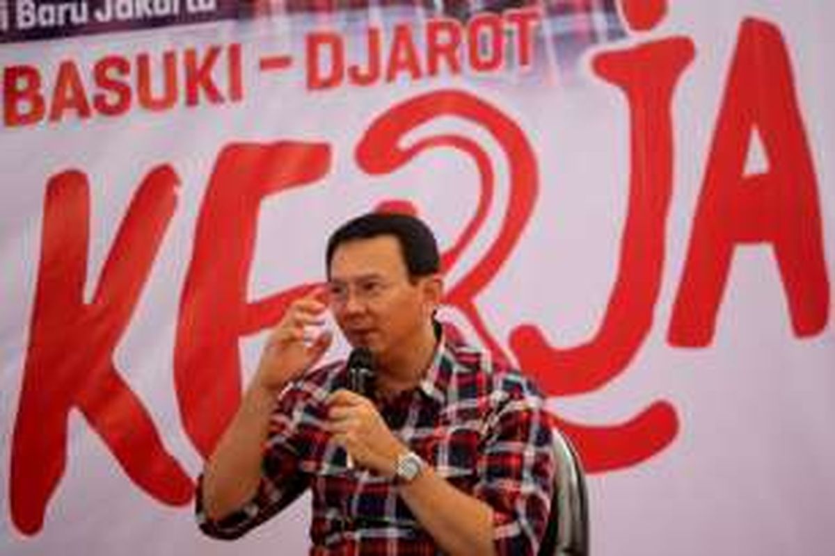 Calon Gubernur DKI Jakarta Basuki Tjahaja Purnama atau Ahok saat menerima warga yang mengadu di Rumah Lembang, Jakarta, Senin (15/11/2016). Setiap pagi, dari Senin hingga Jumat, Ahok akan menerima pengaduan warga mengenai permasalahan Ibu Kota di Rumah Lembang, Menteng, Jakarta. 