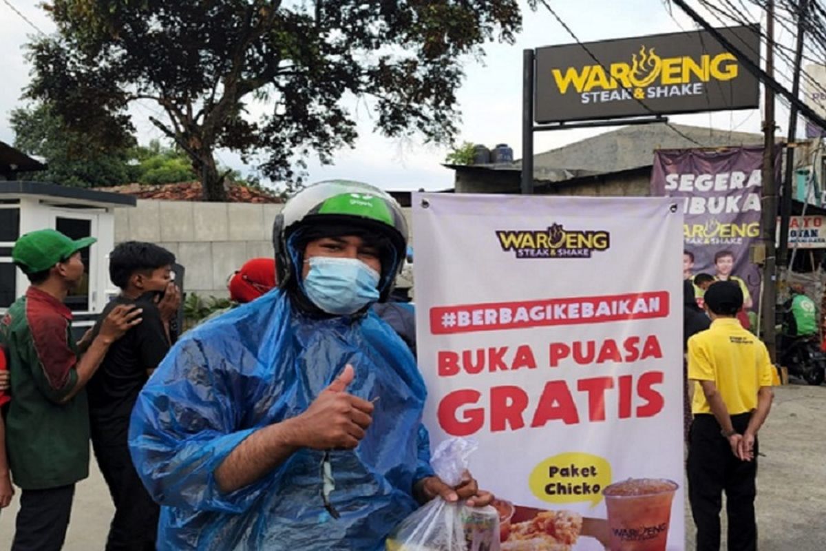 Waroeng Steak & Shake membagikan menu buka puasa gratis untuk para pengemudi ojek online (ojol) dan warga sekitar yang kurang mampu. 