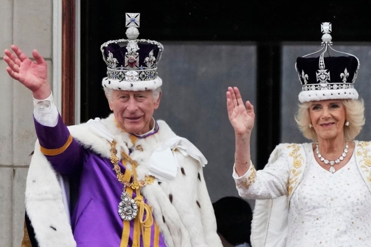 Raja Inggris Charles III dan Ratu Camilla menyapa massa dari balkon Istana Buckingham usai upacara penobatan di London, Sabtu, 6 Mei 2023. 