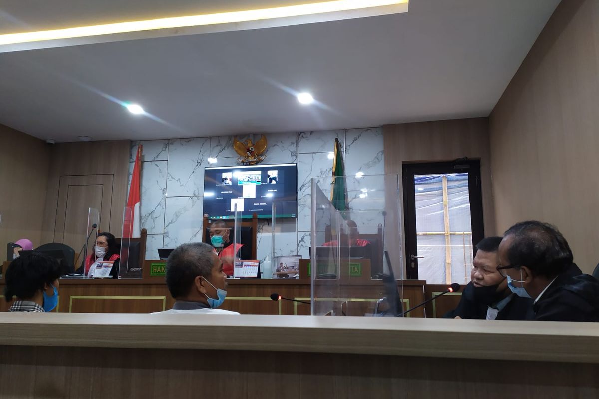 Saksi AF sedang menjawab pertanyaan dari kuasa hukum trrdakwa Adam Ibrahim dalam perkara penyebaran berita hoaks babi ngepet di Pengadilan Negeri Depok, Selasa (28/9/2021). 
