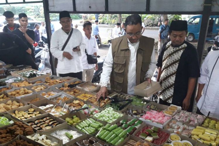 Calon gubernur DKI Jakarta nomor tiga Anies Baswedan saat tengah membeli kue di pasar kue Pangkalan Jati, Cinere, Depok, Rabu (19/4/2017)