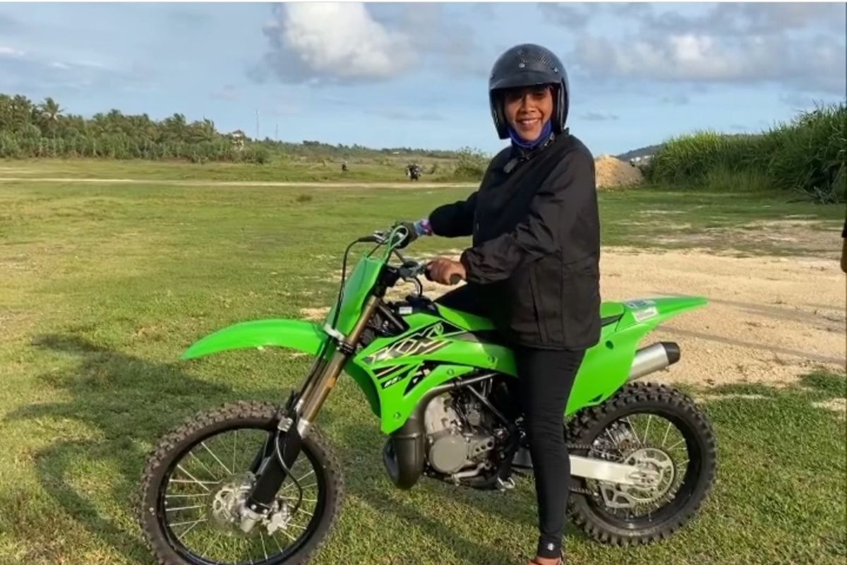 Susi Pudjiastuti mengendarai motor trail tipe kompetisi Kawasaki KX 85