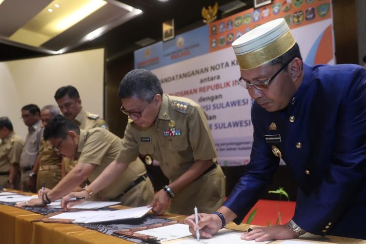 Wali Kota Makassar, Mohammad Ramdhan Pomanto menandatangani nota kesepahaman bersama Gubernur Sulawesi Selatan beserta seluruh wali kota dan Bupati se-Sulawesi Selatan dengan Ombudsman RI yang digelar di Novotel Makassar, Senin (1/4/2019).