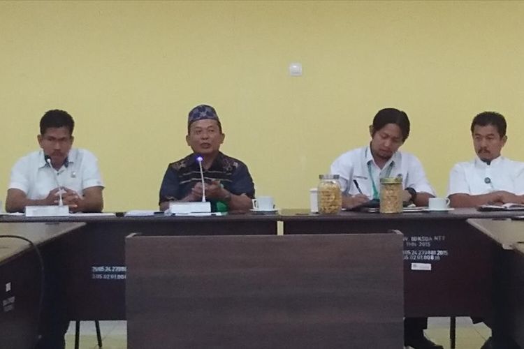 Kepala Balai Besar Konservasi Sumber Daya Alam (BBKSDA) NTT, Timbul Batubara (Kedua dari kiri bertopi), saat memberikan keterangan pers kepada sejumlah wartawan di Kupang, Kamis (11/7/2019)
