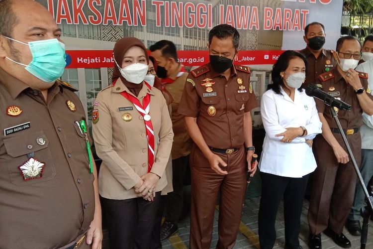 Menteri Pemberdayaan Perempuan dan Perlindungan Anak (PPPA) I Gusti Ayu Bintang Darmawati, Kajati Jabar Asep N Mulyana, dan Bunda Forum Anak Daerah (FAD) Provinsi Jawa Barat Atalia Praratya tengah mengikuti konferensi pers di Kantor Kejaksaan Tinggi Jawa Barat.