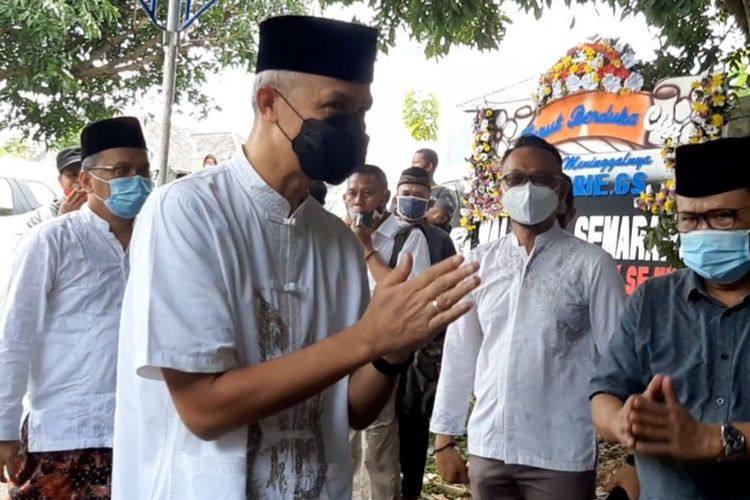 Gubernur Jawa Tengah Ganjar Pranowo turut datang ke rumah duka Prie GS, Jumat (12/2/2021)