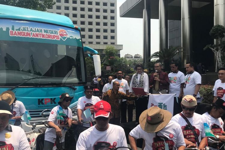 Suasana pelepasan bus oleh pimpinan KPK di Gedung Merah Putih KPK, Jakarta Selatan, Senin (24/9/2018). 