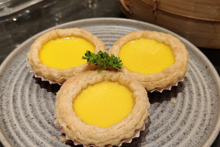 Sajian Mini Baked Egg Tart di restoran Crystal Jade Hong Kong Kitchen, di mal Grand Indonesia, Rabu (24/9/2025). 