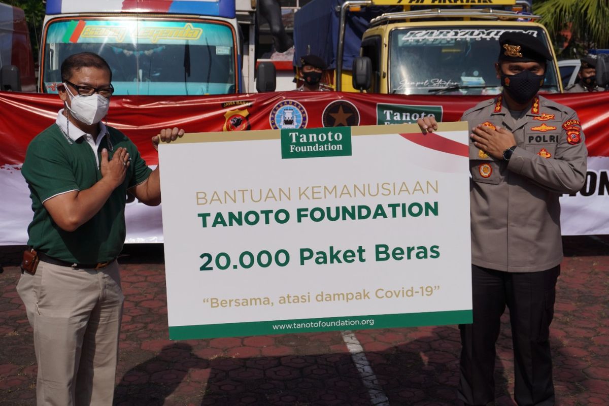 Penyerahan bantuan beras dari Tanoto FOundation