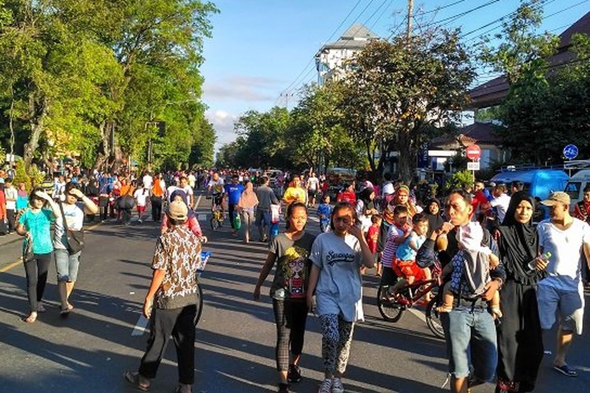 Massa warga ramai beraktivitas di CFD Solo, Minggu (9/7/2017) pagi. 
