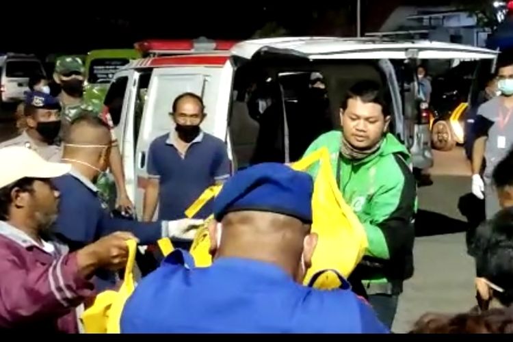 Ke-6 jenazah ABK korban diduga keracunan gas freon Kapal KM. Anugerah Bhakti tiba di Pelabuhan Pelindo Tegal, Jawa Tengah langsung dibawa ambulans, Sabtu (7/1/2023) dini hari. 