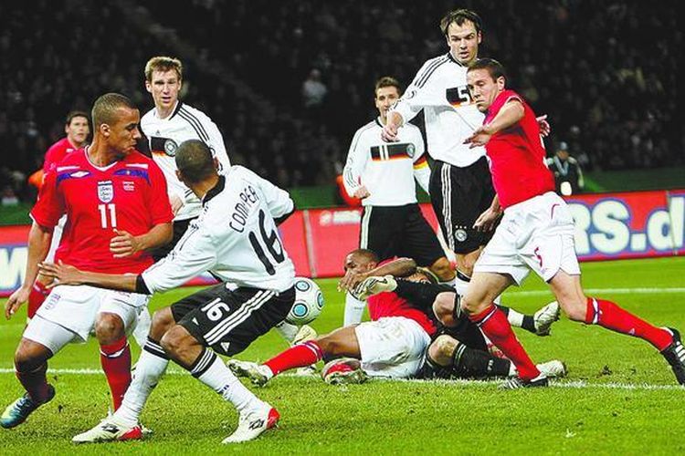 Pemain Inggris, Matthew Upson (kanan), mencetak gol pembuka ke gawang Jerman pada pertandingan persahabatan di Berlin, Jerman, Rabu (19/11). Inggris menang 2-1.  