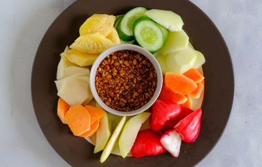 Ilustrasi rujak buah. Sejumlah buah tidak dianjurkan dimakan dalam kondisi mentah.