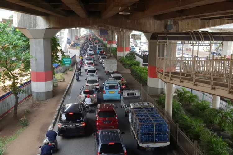 Kemacetan yang mengular hingga satu kilometer di Jalan DI Panjaitan, Cipinang, Jakarta Timur, Rabu (5/12/2018)