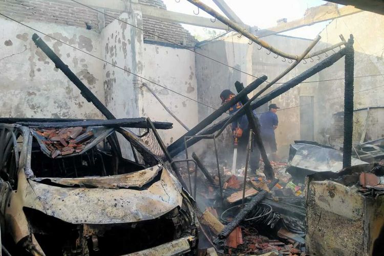 Kondisi rumah sekaligus toko elektronik di Desa Bener, Kecamatan Ngrampal, Kabupaten Sragen, Jawa Tengah terbakar pada Rabu (21/2/2024).
