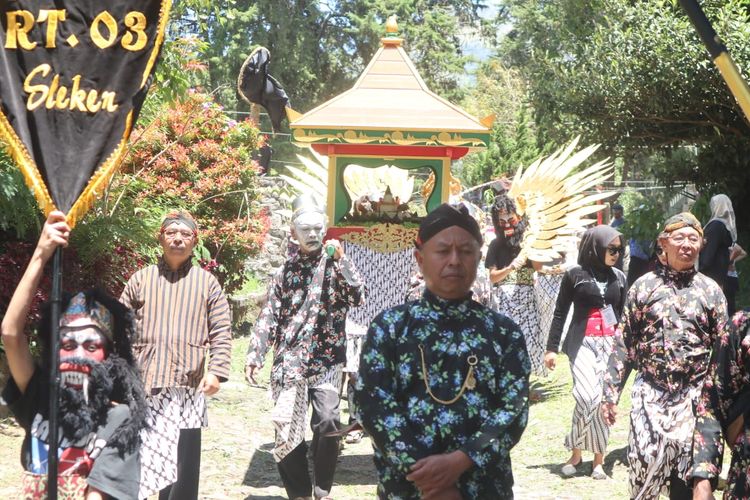 Kirab budaya dalam rangka Saparan menjadi hiburan untuk wisatawan di Kawasan Kopeng Kabupaten Semarang.