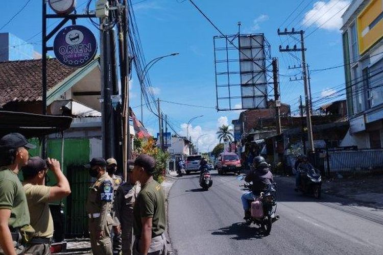 Satpol PP Kota Malang mengecek reklame di pinggir Jalan Galunggung, Senin (6/3/2023). (Istimewa)