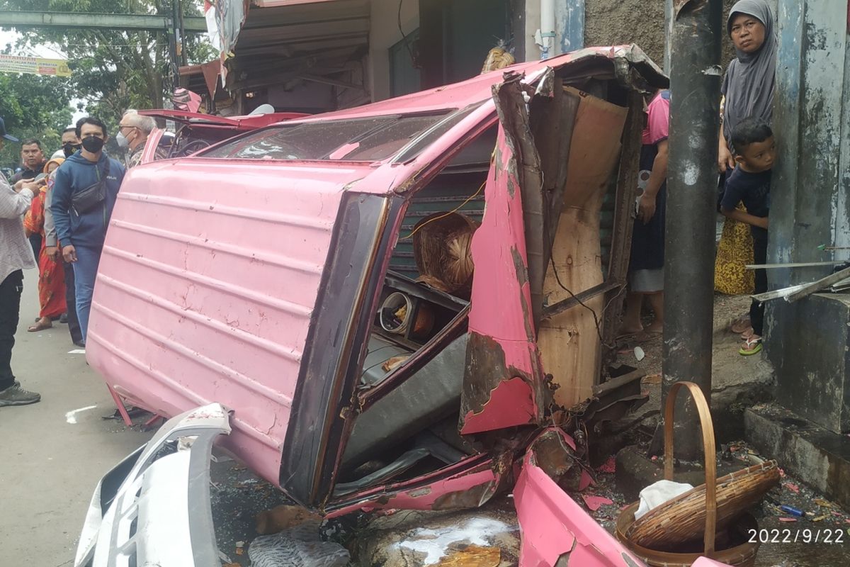 Angkutan kota yang diseruduk mobil Xpander di Jalan RA Kosasih, Sukabumi, Jawa Barat, Kamis (22/9/2022).