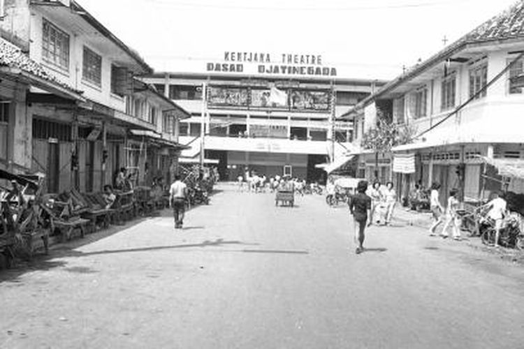 Pasar Jatinegara -- Suasana komplek pertokoan di Pasar Jatinegara, Jakarta Timur pada awal tahun baru Januari 1973. Sebuah biokop, Kentjana Theatre berdiri di kawasan itu.