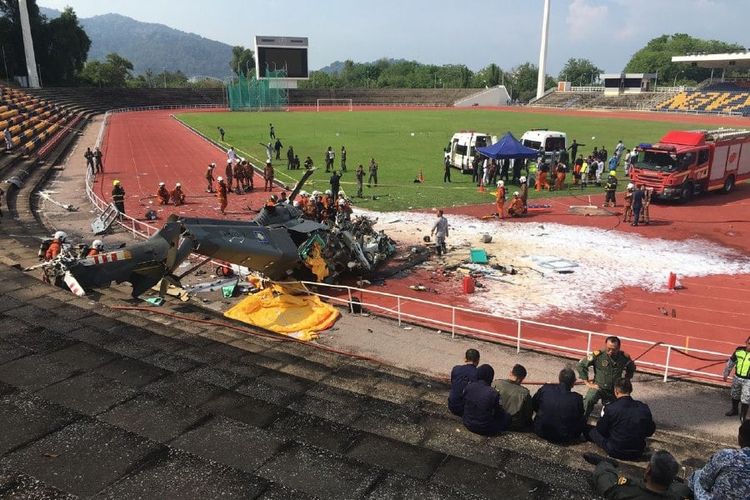 Bangkai helikopter Agusta Westland AW139 yang jatuh di tribun Stadion Angkatan Laut Malaysia setelah bertabrakan dengan helikopter Eurocopter Fennec di Kota Lumut, Selasa (23/4/2024).