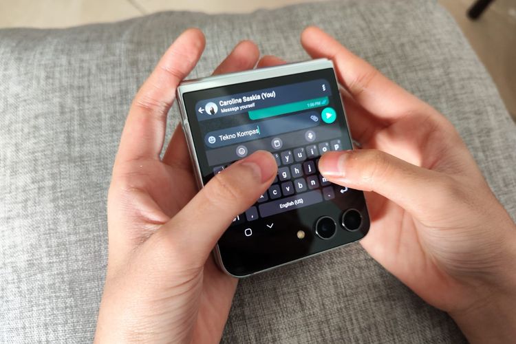 Layar sekunder Samsung Galaxy Z Flip 5 bisa dipakai untuk balas pesan teks WhatsApp