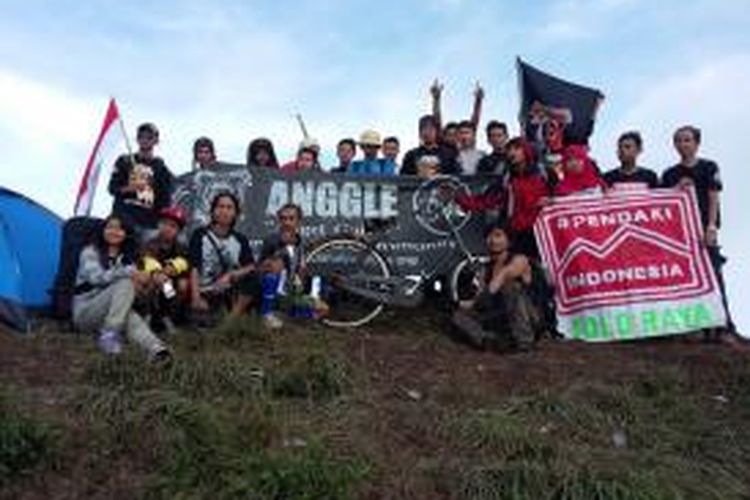 Ronny Hartono (kaos kaki biru) bersama pecinta alam dan onthelis Magelang melakukan pendakian di Gunung Andong Grabag Kabupaten Magelang, 21-22 Maret 2015.