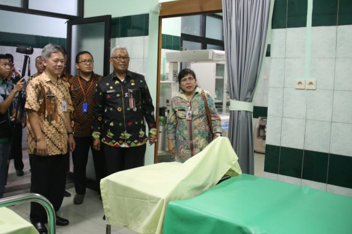 Wali Kota Jakarta Utara Syamsuddin Lologau meninjau ruang bersalin di Puskesmas Kamal Muara yang baru diresmikan, Kamis (17/1/2019).