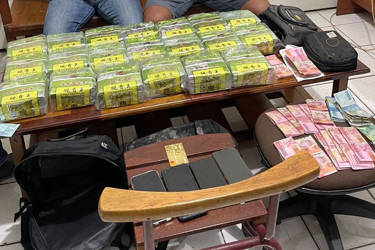 Dua orang oknum TNI berpangkat sersan mayor dan sersan kepala ditangkap atas dugaan penyelundupan narkoba jenis sabu seberat 20 kilogram dari Malaysia. Penangkapan dilakukan tim gabungan kepolisian dan bea cukai di Jalan Panglima Aim, Kecamatan Pontianak Timur, Kota Pontianak, Kalimantan Barat (Kalbar), Minggu (5/2/2023) dini hari.