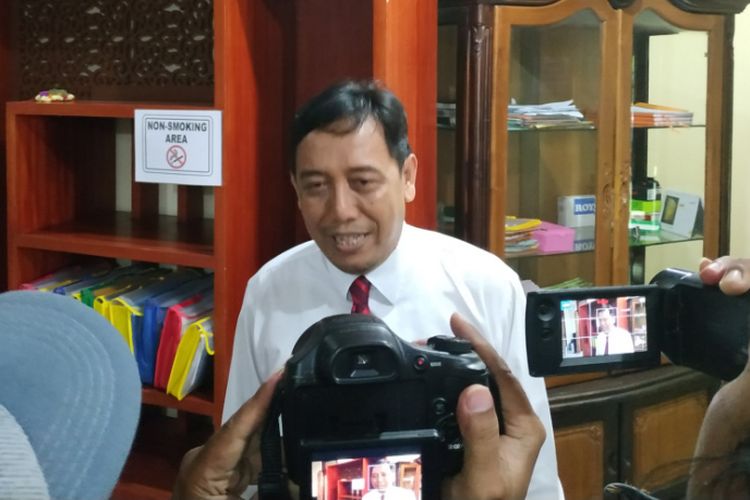Koordinator Divisi hukum, data dan informasi Bawaslu Bali I Dewa Kade Wiarsa Raka Sandi saat memberikan keterangan pers di Denpasar, Senin (19/2/2019)