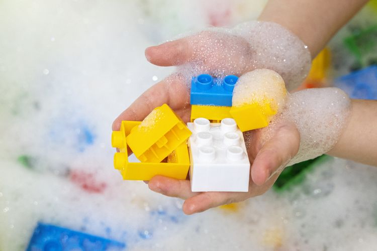 ilustrasi mencuci mainan anak