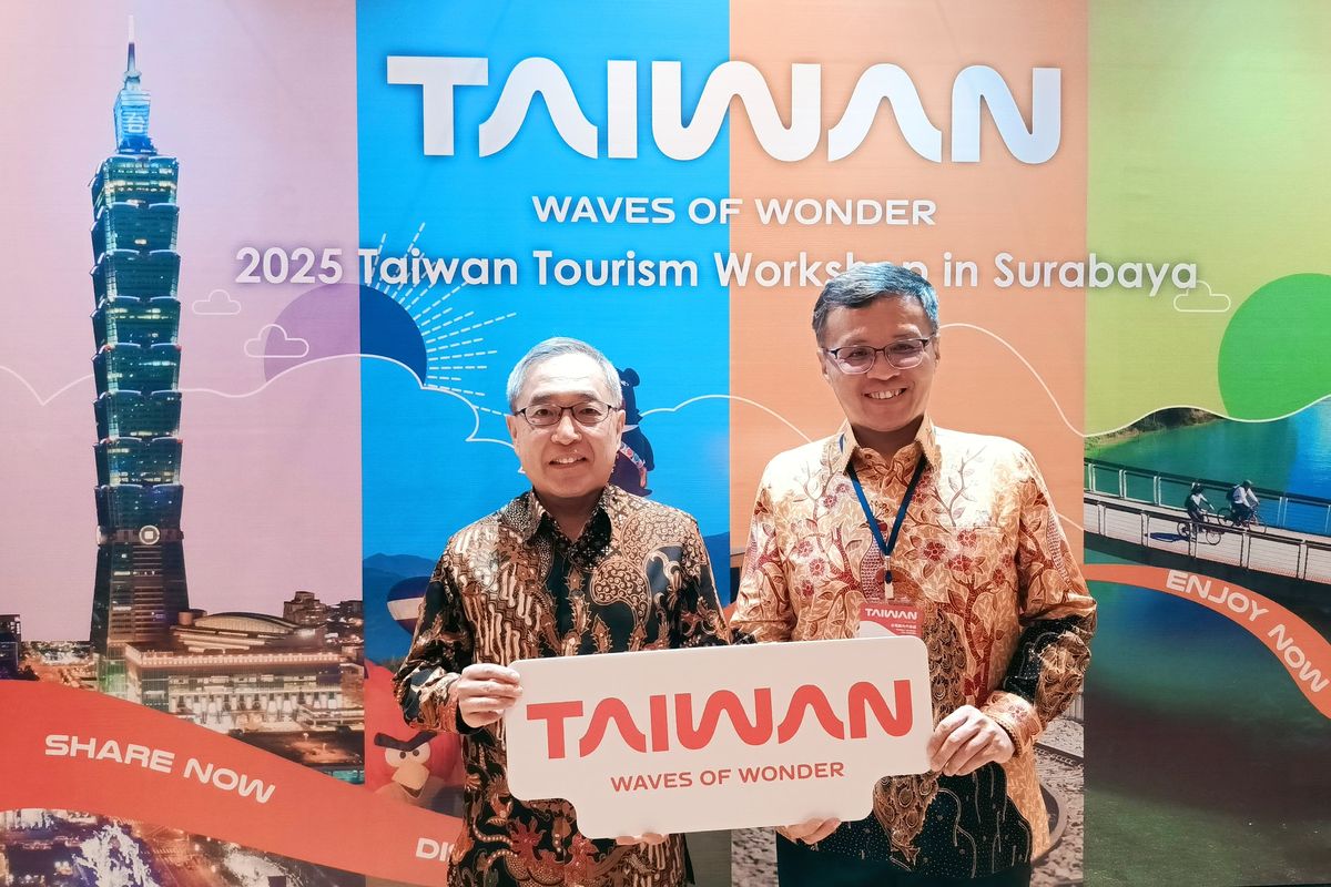 Direktur Jenderal Taipei Economic and Trade Office (TETO) Issac Chiu (kiri) dan Abe Chou, Director of Taiwan Tourism Information Center in Jakarta (kanan) saat pameran para pelaku industri pariwisata di Sheraton Hotel Surabaya, Rabu (23/4/2025) malam.