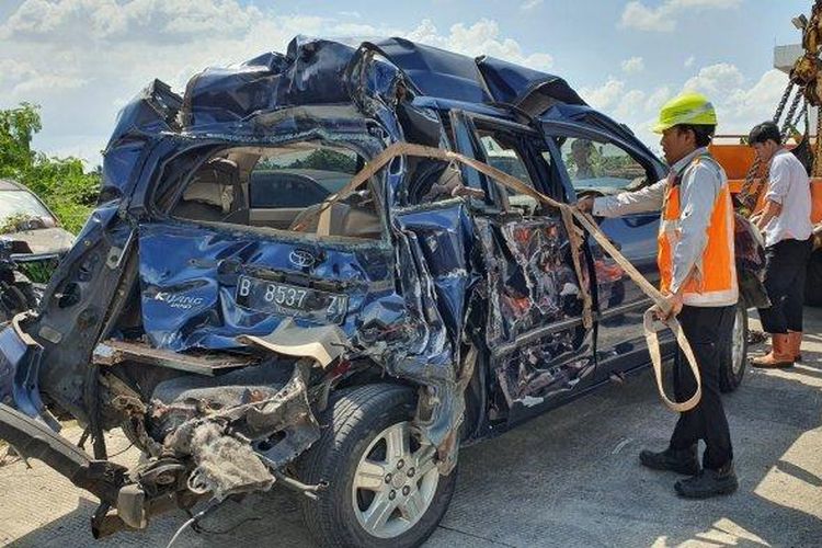 Kondisi minibus yang dikendarai korban meninggal dunia dalam kecelakaan beruntun di KM 168 Tol Cipali saat dievakuasi ke Pos PJR Tol Cipali, Kecamatan Kertajati, Kabupaten Majalengka, Jumat (28/6/2024). 
