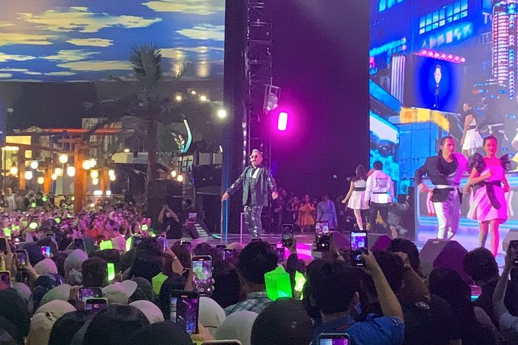 Penyanyi dangdut Nassar menyanyikan lagu Gangnam Style sebagai pembuka di festival musik Korean Wave 2022 di Trans Studio Cibubur, Depok, Jawa Barat, Rabu (28/9/2022). 