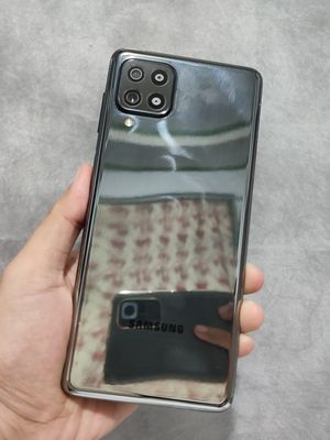 Punggung Galaxy M62 yang berbahan plastik, membuat cetakan sidik jari pengguna tertinggal dan terlihat jelas. Selain itu, punggung ponsel ini juga terlihat memberikan efek cermin.