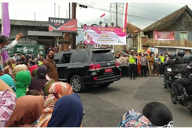 Ratusan warga menyambut kedatangan Presiden Joko Widodo (Jokowi) di kawasan embung Desa Bansari, Kecamatan Bansari, Kabupaten Temanggung, Jawa Tengah, Selasa (14/12/2021).
