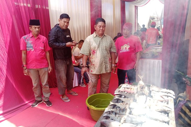 Berbagai cara dilakukan warga dalam memeriahkan perayaan HUT RI ke 78. Tak kalah uniknya, ribuan warga Jl Barukang Kota Makassar melakukan pesta rakyat dengan bakar ikan.