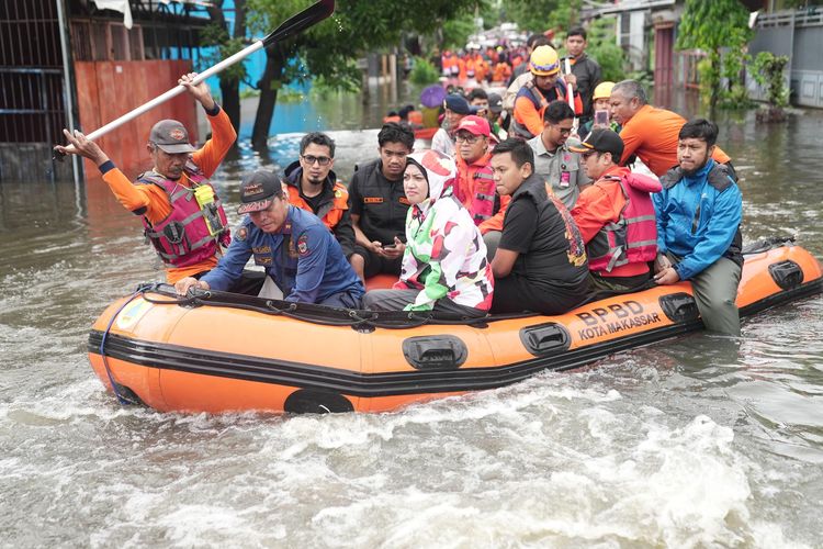 Wali Kota Makassar Mohammad Ramdhan Pomanto saat memantau kondisi banjir menggunakan perahu karet di Kecamatan Manggala. 