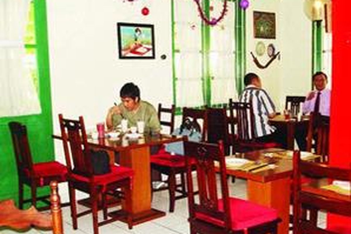 Restoran Radja Ketjil di kawasan Terogong, Jakarta Selatan, menyajikan suasana rumahan dan hidangan yang akrab di lidah banyak orang. 
