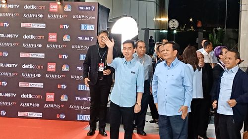 Gibran Tiba di Lokasi Debat, Didampingi Prabowo 