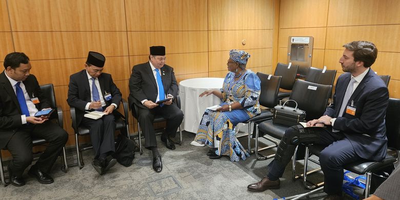 Menteri Koordinator Bidang Perekonomian (Menko Perekonomian) Airlangga Hartarto mengadakan pertemuan bilateral dengan Direktur Jenderal (Dirjen) World Trade Organization (WTO), Ngozi Okonjo-Iweala, di Paris, Prancis, Selasa (3/6/2025).