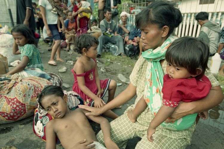 Pengungsi yang merupakan etnis Madura akibat konflik antar-etnis di Sampit, Kalimantan Tengah, periode Februari 2001.