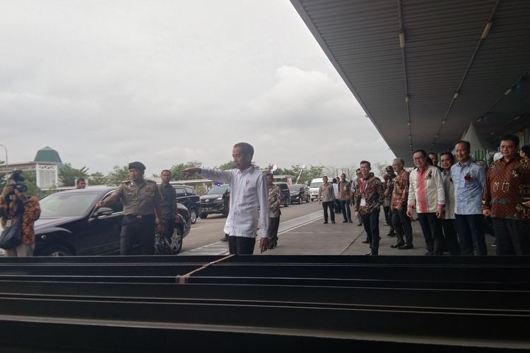 Presiden Jokowi didampingi Menteri Perindustrian Airlangga Hartanto usai meresmikan ekspor perdana Izuzu Trada di PT IAMI, Kawasan Indistri Surya Cipta, Karawang, Kamis (12/12/2019).