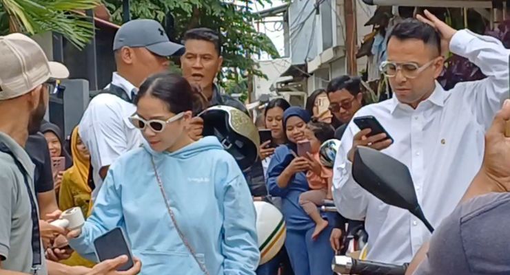 Datang Naik Motor, Raffi Ahmad dan Nagita Slavina Nyoblos Pilkada 2024 di TPS Cinere