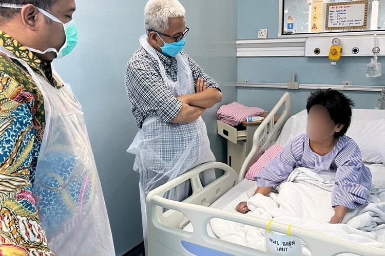 Duta Besar Republik Indonesia untuk Malaysia, Hermono, (tengah) telah menjenguk PRT asal Indonesia yang jadi korban kekerasan oleh majikan di Malaysia, yakni Nani-bukan nama sebenarnya-di Rumah Sakit Kuala Lumpur (HKL) pada 30 April 2023.