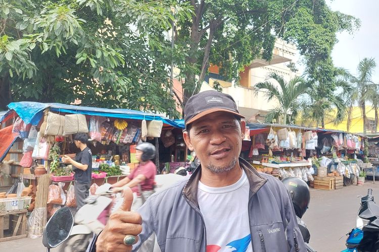 Maki Barata (46) ojek di sekitar pusat niaga Puri Agung Cengkareng yang terdampak usai pusat penjualanspare part mobil dan ponsel itu tutup pada Oktober 2021 lalu.