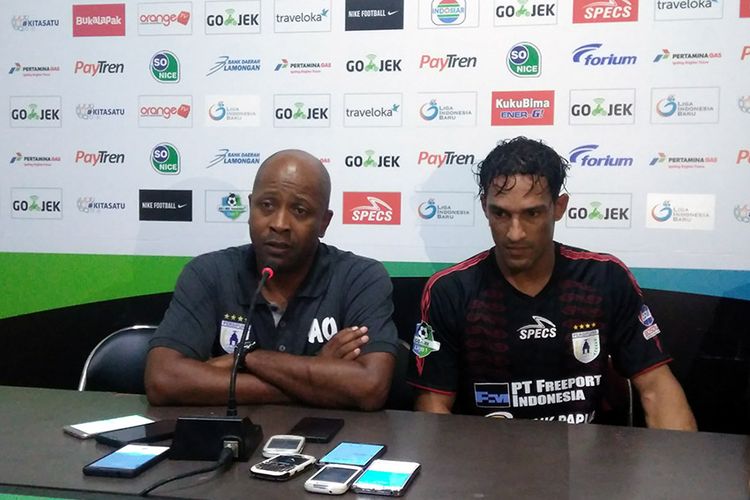 Pelatih Persipura Jayapura Amilton Silva de Oliviera (kiri) dan Addison Alves.